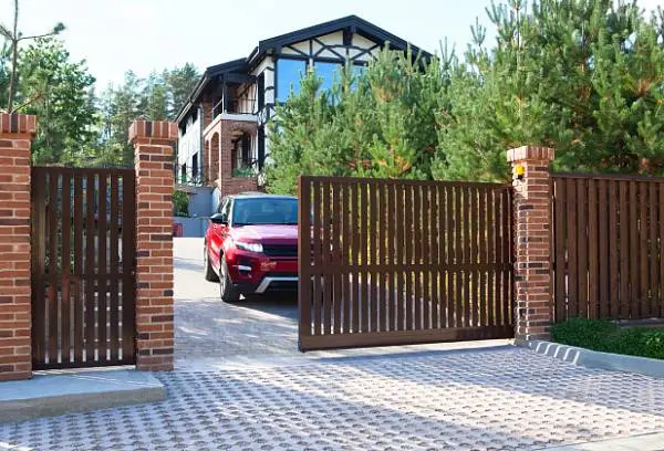 Выгодные цены на ворота, калитки и заборные секции